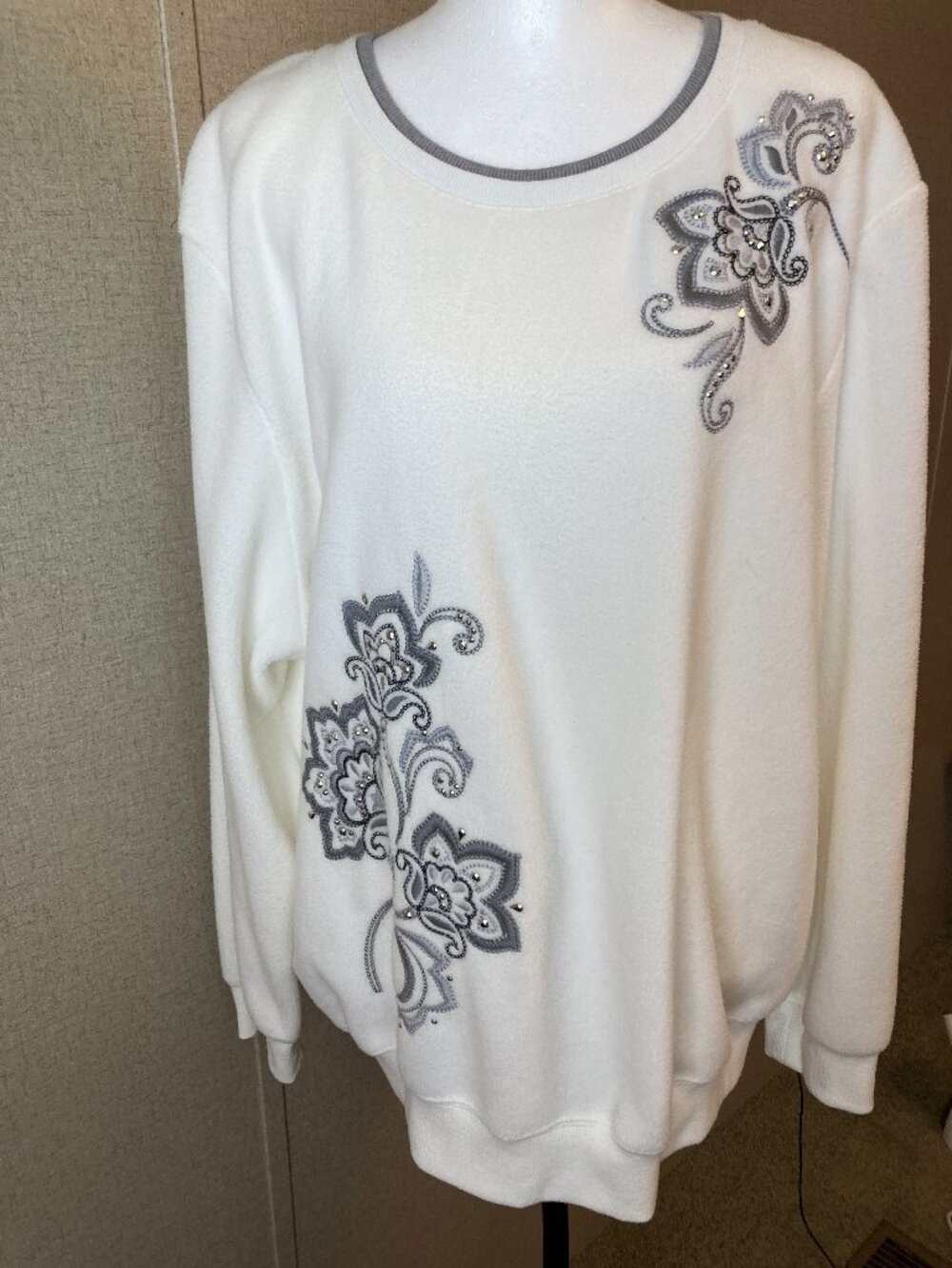 Alfred Dunner Embroidered Ivory Floral Fleece Sweatshirt – XL